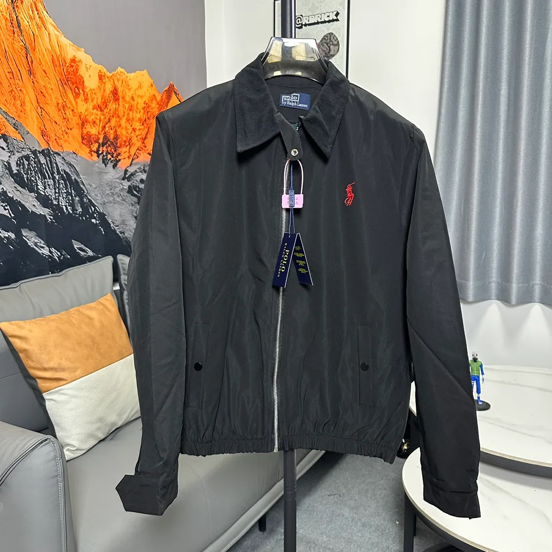 P330 (original replica) The top version of Ralph Lauren second-hand jacket. This Ralph Lauren second-hand jacket has a high usage rate in autumn and winter. The corduroy collar is very American retro and the denim shirt inside is the Brokeback Mountain outfit that was very popular last year. The inner stripe plaid is a perfect combination of temperature and trend. This is also an eternal classic that both boys and girls can wear. The fabric is really different from others. The new model is not as stiff as the old model. I think it is better to wear. It is 100% pure cotton. The hardness is just right and not that stiff!! This is this year’s upgrade, but I feel it is easier to wear. The embroidery on the chest is made of German Oman embroidery fiber with original data. The embroidery process is very particular. It uses Japanese Tajima machines to ensure the embroidery is exquisite and three-dimensional, which is what I said is different from the ones on the market. About the workmanship, the version is a loose version for both boys and girls!! The coat can be worn longer and is about to go out in October during the Mid-Autumn Festival. Retro will never go out of style. Color: khaki ~ black ~ navy blue size: S-XL S: bust 118, length 70, sleeve length 68, shoulder width 50 M: bust 122, length 72, sleeve length 69, shoulder width 51 L: bust 126, length 74, sleeve length 70, shoulder width 52 XL: Bust 130, length 76, sleeve length 71, shoulder width 53